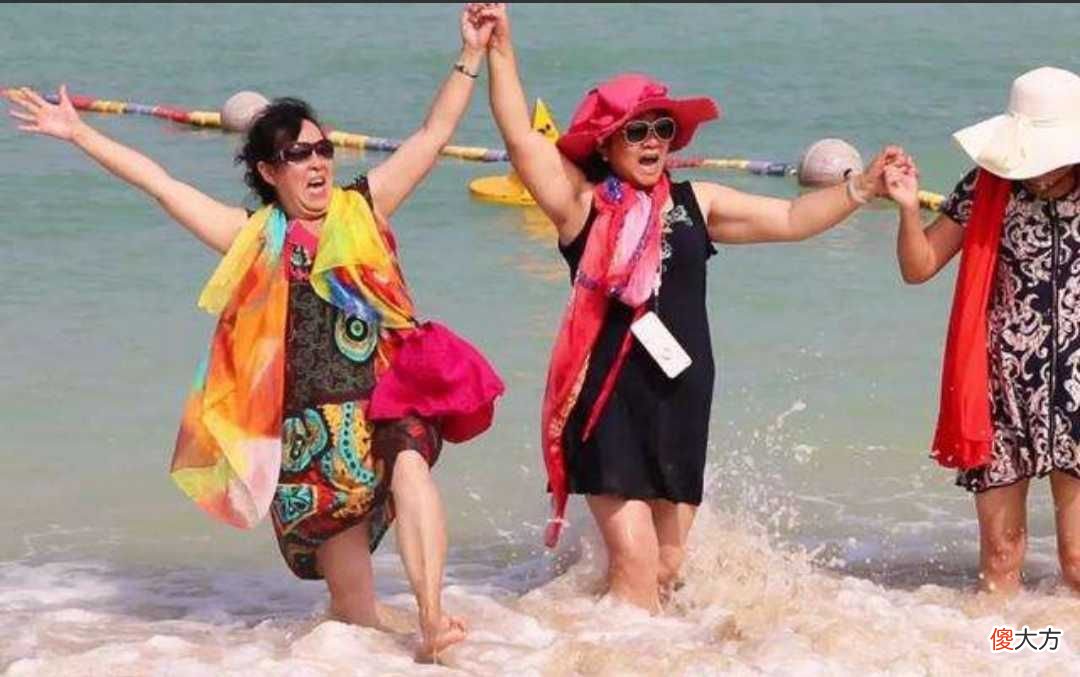 【时尚一点】女人上了年纪，打扮太花哨比变老更可怕，3种衣服要少穿，很俗气