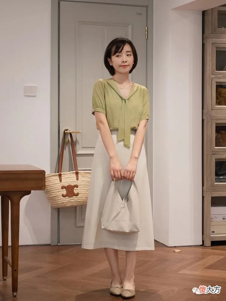 【就爱时尚】夏天不要乱穿衣服，这些简洁干净的基础款穿搭，随性舒适不挑人