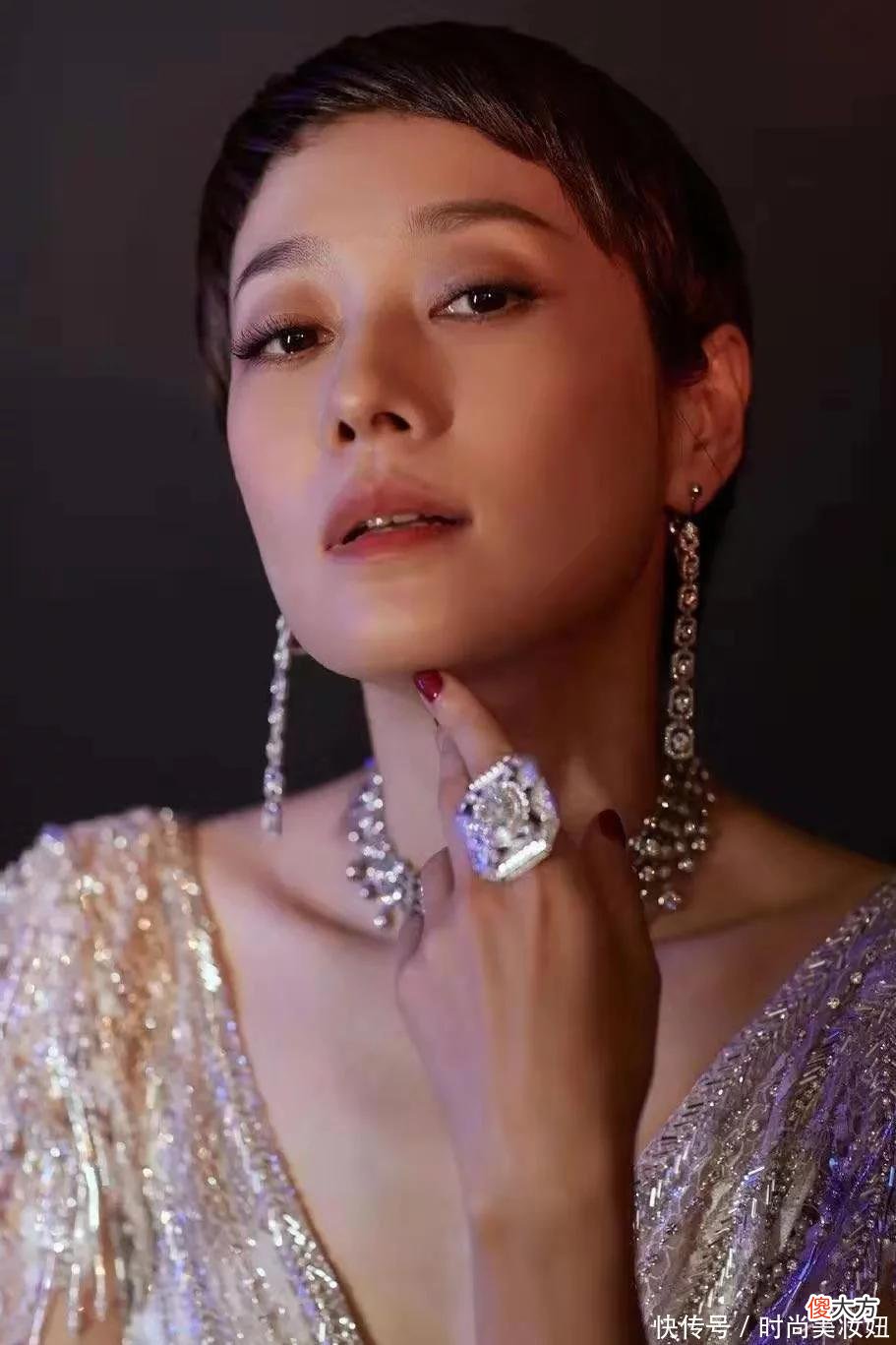 【就爱时尚】马伊琍这回真“大胆”，穿深V银色连衣裙好高级，纸片身材太吸睛