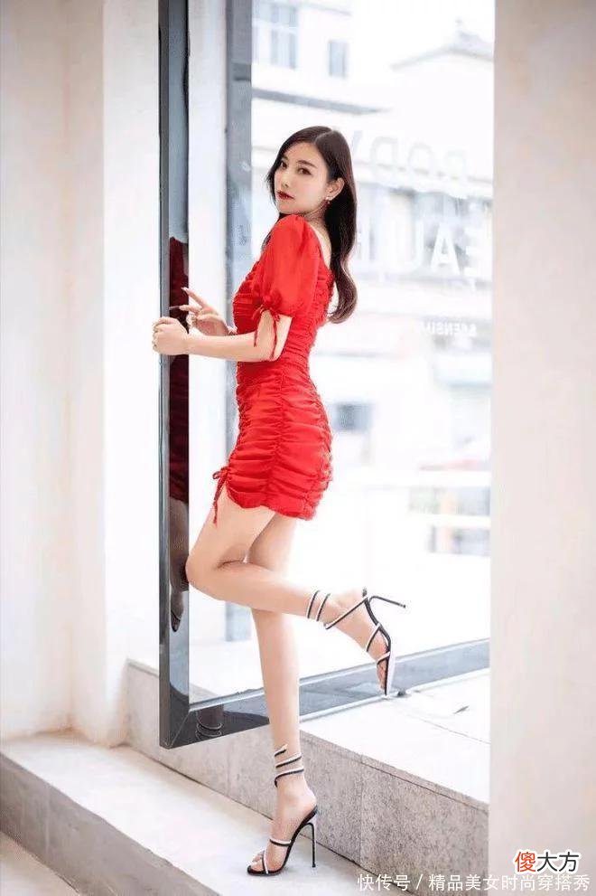 【就爱时尚】穿红色连衣裙的小姐姐无比的美丽，让人久久无法忘怀的感觉
