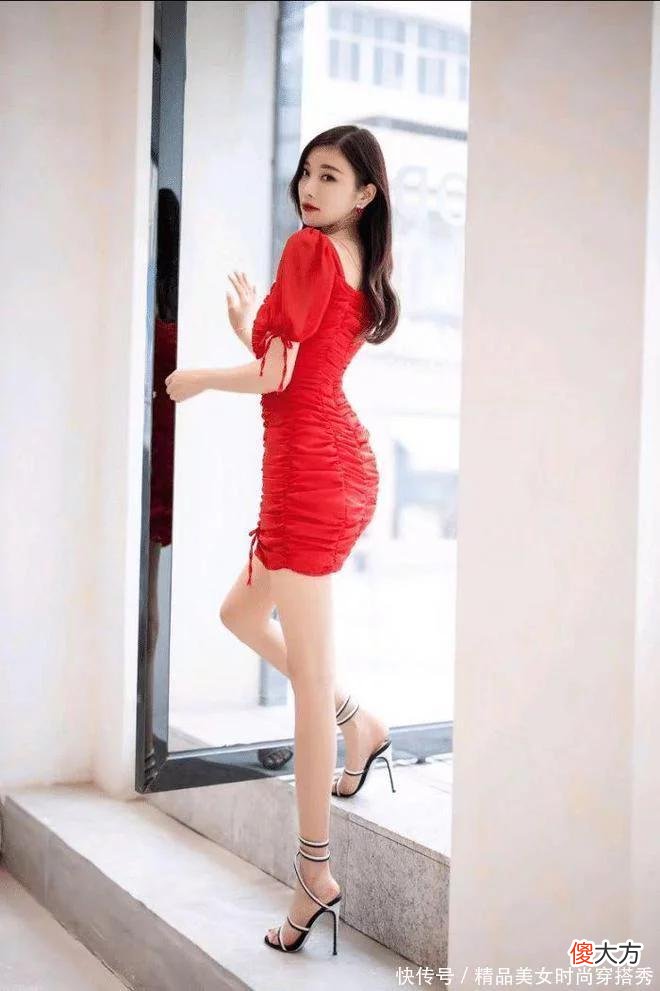 【就爱时尚】穿红色连衣裙的小姐姐无比的美丽，让人久久无法忘怀的感觉