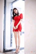 【就爱时尚】穿红色连衣裙的小姐姐无比的美丽，让人久久无法忘怀的感觉