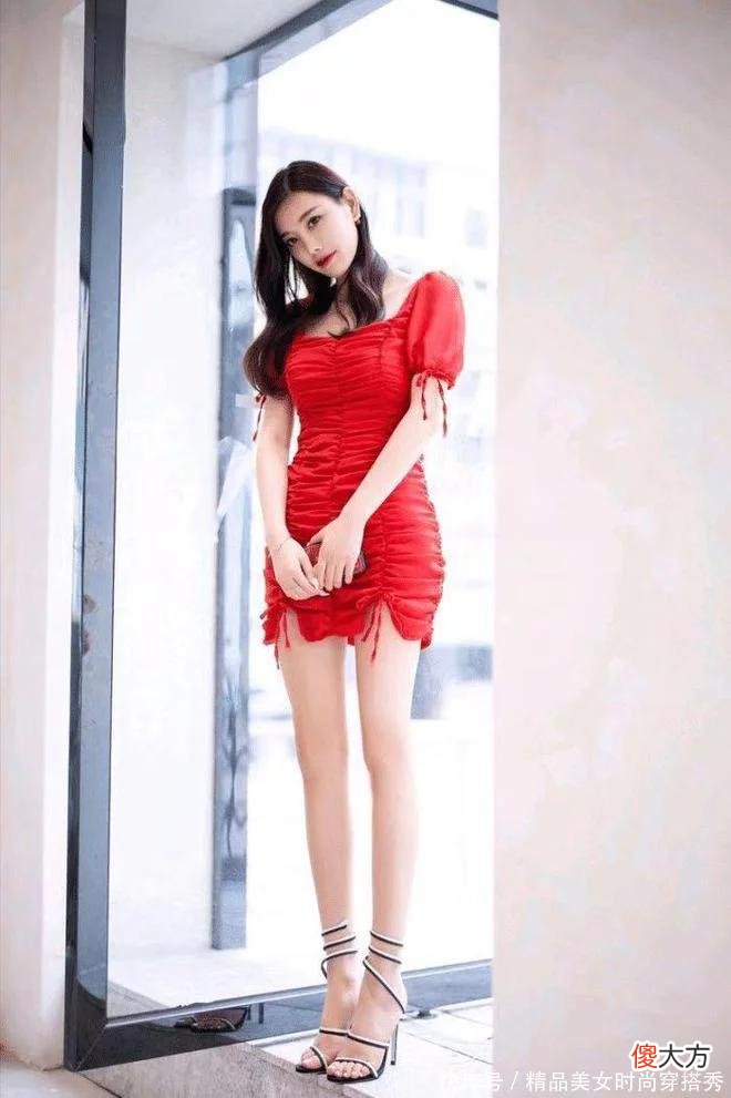 【就爱时尚】穿红色连衣裙的小姐姐无比的美丽，让人久久无法忘怀的感觉