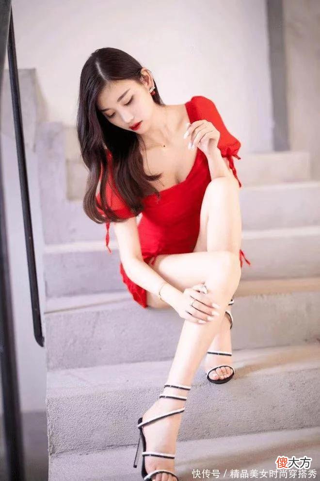 【就爱时尚】穿红色连衣裙的小姐姐无比的美丽，让人久久无法忘怀的感觉