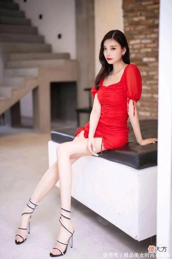 【就爱时尚】穿红色连衣裙的小姐姐无比的美丽，让人久久无法忘怀的感觉