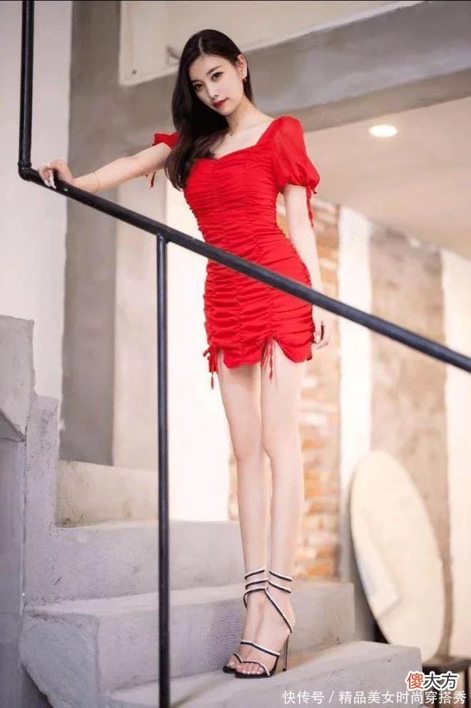 【就爱时尚】穿红色连衣裙的小姐姐无比的美丽，让人久久无法忘怀的感觉
