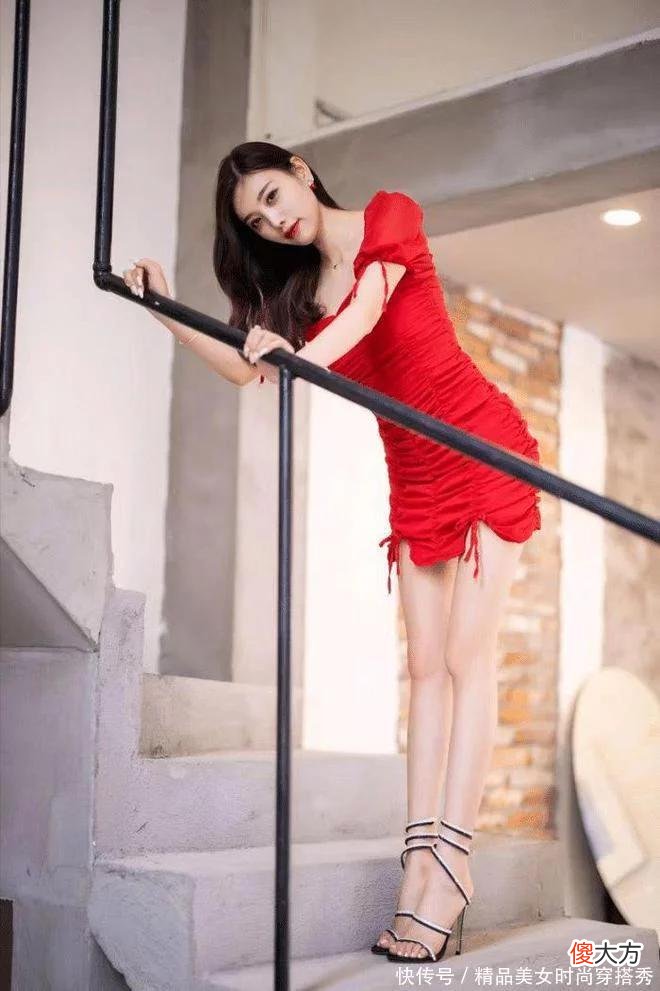 【就爱时尚】穿红色连衣裙的小姐姐无比的美丽，让人久久无法忘怀的感觉