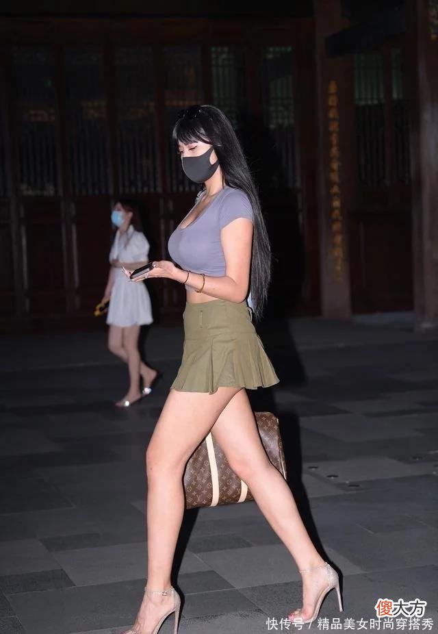 【时尚一点】淡紫色的紧身小衫搭配高腰的百褶短裙，纯洁的款式穿在身上街范感十足