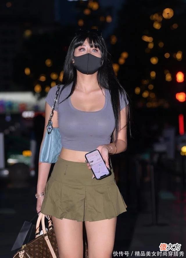 【时尚一点】淡紫色的紧身小衫搭配高腰的百褶短裙，纯洁的款式穿在身上街范感十足