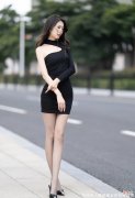 【就爱时尚】黑色的连衣裙搭配一双黑色的高跟鞋，日常约会都让你质感满满。