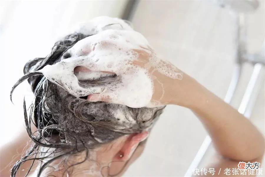【就爱时尚】?经常用盐水洗头，可能收到3个好处，不妨试试