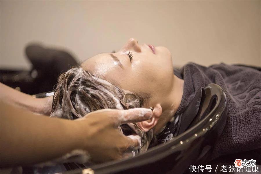 【就爱时尚】?经常用盐水洗头，可能收到3个好处，不妨试试