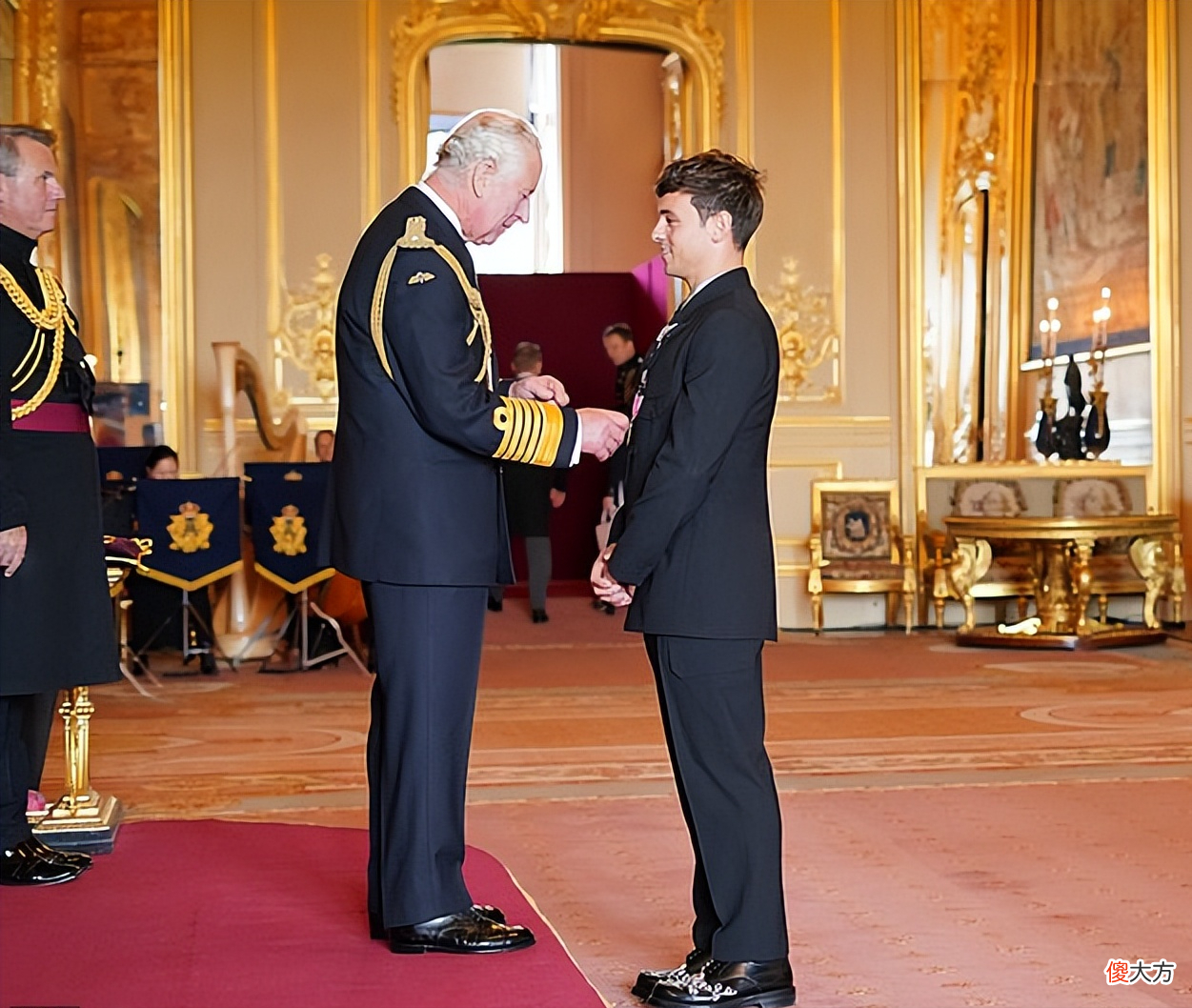 【时尚一点】奥运会上织毛衣走红的冠军戴利！接受英王室勋章，和帅气老公好甜