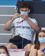 【时尚一点】奥运会上织毛衣走红的冠军戴利！接受英王室勋章，和帅气老公好甜