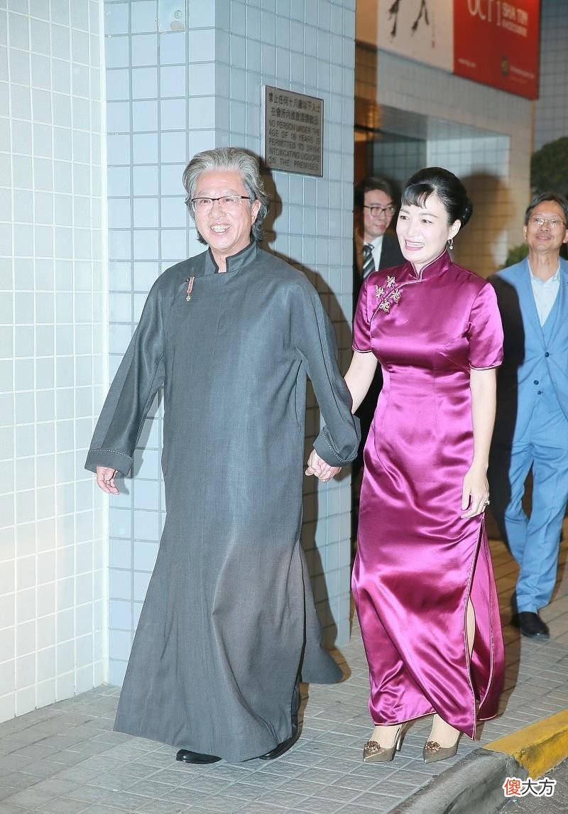 【就爱时尚】陈少霞状态挺真实，软呢裙配银灰丝巾好贵气，和老公同框似两代人
