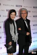 【就爱时尚】陈少霞状态挺真实，软呢裙配银灰丝巾好贵气，和老公同框似两代人