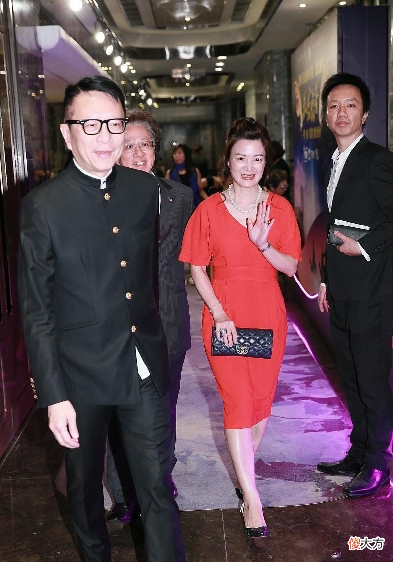 【就爱时尚】陈少霞状态挺真实，软呢裙配银灰丝巾好贵气，和老公同框似两代人