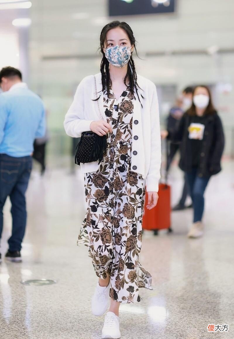 【时尚一点】穿裙子别配高跟鞋了，搭运动鞋时尚还有活力，看着就挺有个性