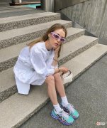 【时尚一点】穿裙子别配高跟鞋了，搭运动鞋时尚还有活力，看着就挺有个性
