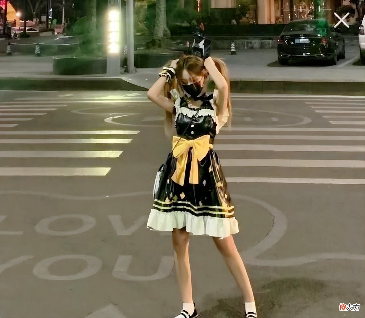 【游戏迷】“吃鸡”在大街看到游戏里的衣服，是怎样的体验？网友：太美了！