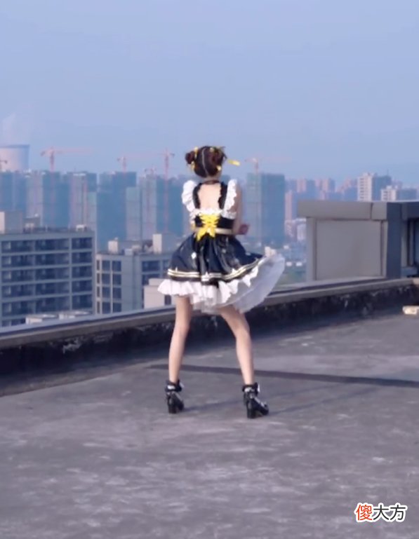 【游戏迷】“吃鸡”在大街看到游戏里的衣服，是怎样的体验？网友：太美了！