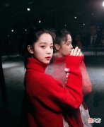 【就爱时尚】欧阳娜娜酒红色工装裤近两年大火，网友：年纪小的她太好看了