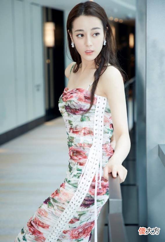 【时尚一点】迪丽热巴终于放开了，大印花裙子仅两根吊带支持