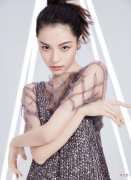 【时尚一点】钟楚曦堪称“标准女团身材”，亮片裙穿出蜂腰长腿，太引人注目了