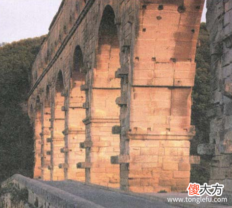 Pont du Gard 「世界文明奇迹：欧洲」加尔桥简介——淳朴中的诗意