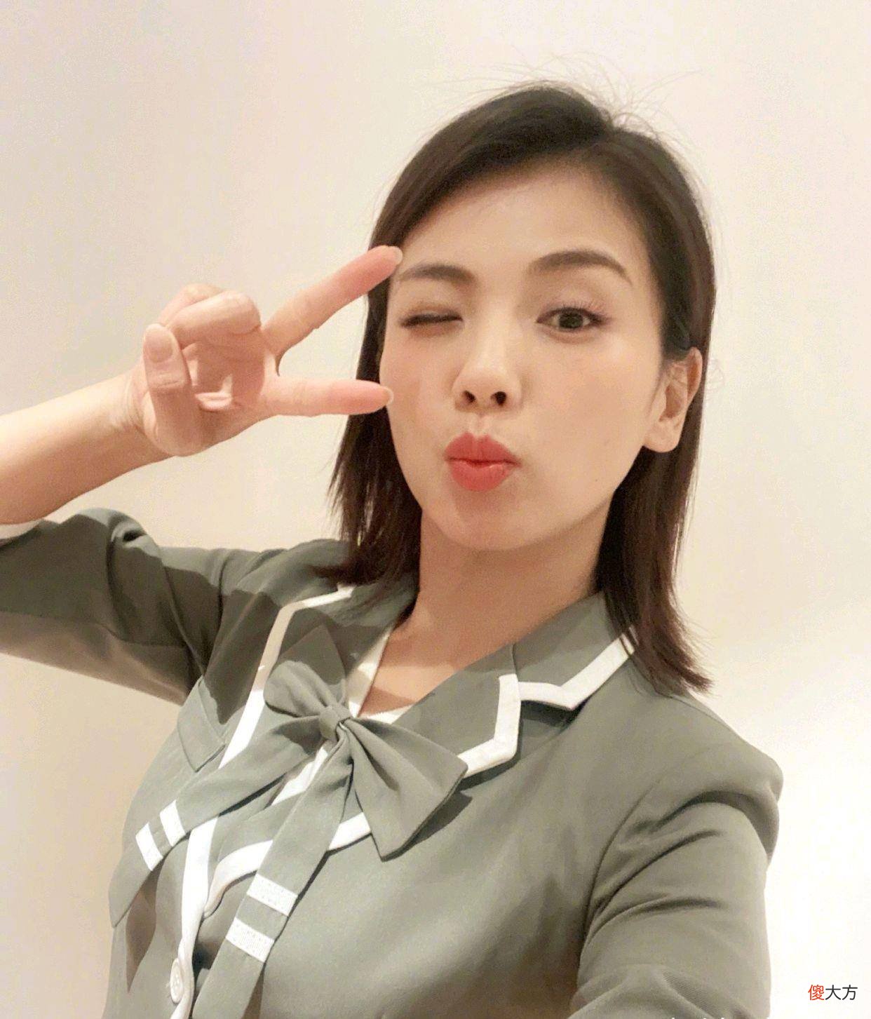 【时尚一点】42岁刘涛太美了，浅灰色“女团”装搭配一双白色平底鞋，美回1