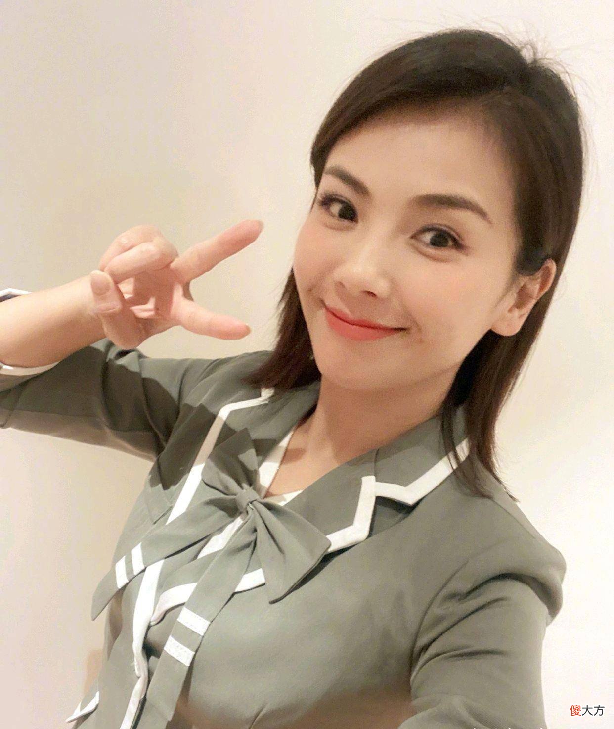 【时尚一点】42岁刘涛太美了，浅灰色“女团”装搭配一双白色平底鞋，美回1