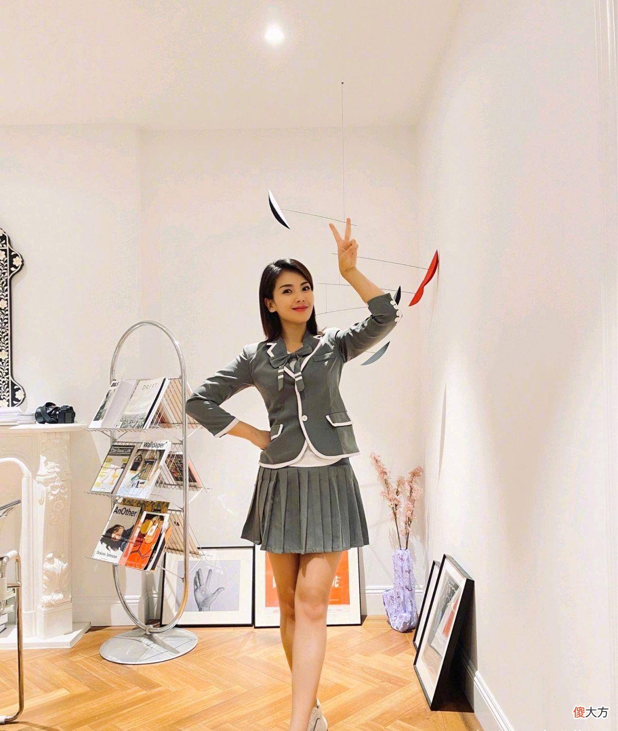 【时尚一点】42岁刘涛太美了，浅灰色“女团”装搭配一双白色平底鞋，美回1