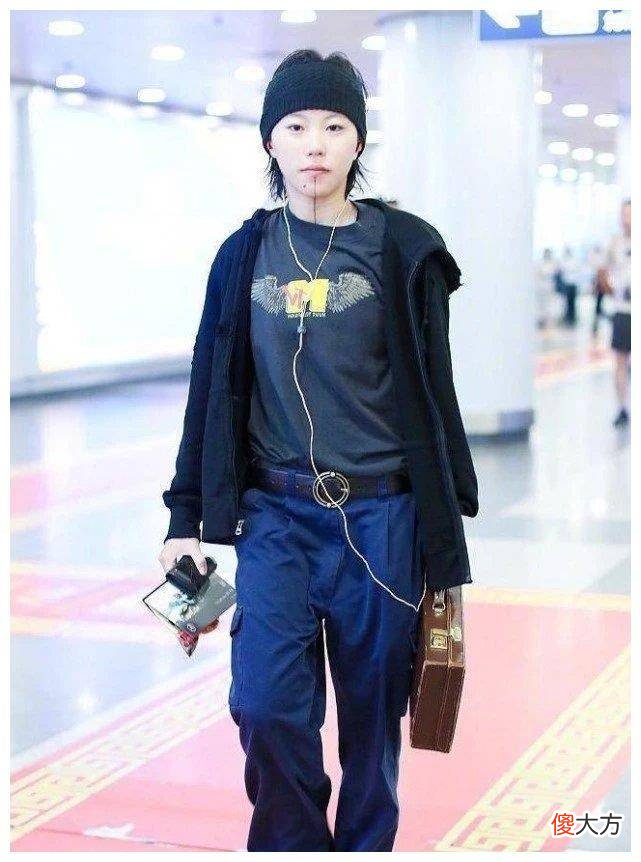 【时尚一点】杜正东穿着白色衬衫打底，和阿迪“石膏鞋”一起穿！
