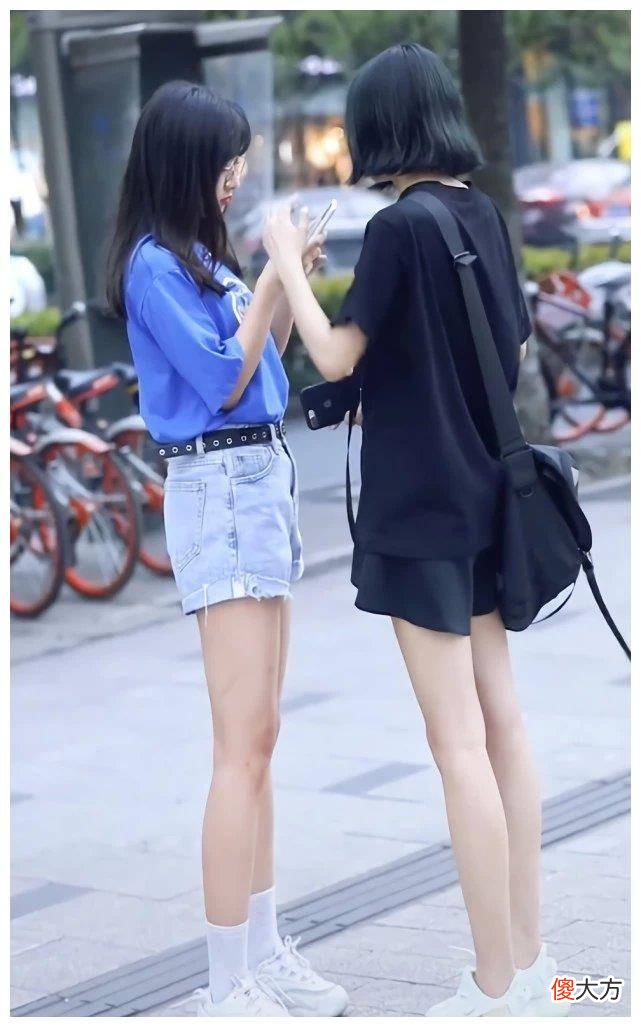 【就爱时尚】街拍：这种闺蜜走在街上都很引人注目