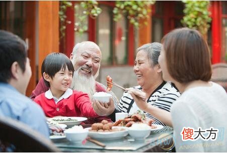 梦见跟死人一起吃饭有着怎样的象征含义？(图文)