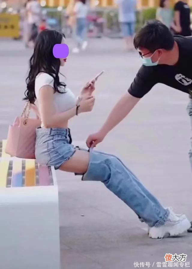 【就爱时尚】一名女子穿着奇葩，裤子露着半截大腿，路过的大叔好心替她提裤腿
