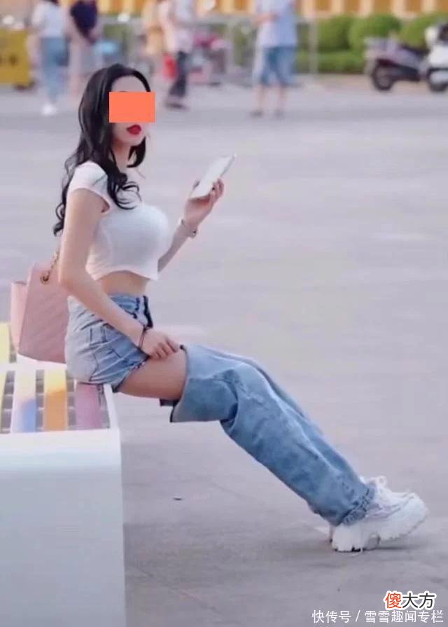 【就爱时尚】一名女子穿着奇葩，裤子露着半截大腿，路过的大叔好心替她提裤腿