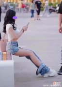 【就爱时尚】一名女子穿着奇葩，裤子露着半截大腿，路过的大叔好心替她提裤腿