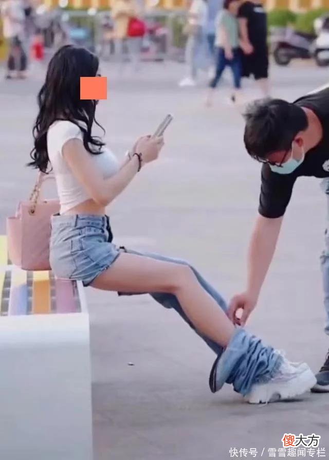 【就爱时尚】一名女子穿着奇葩，裤子露着半截大腿，路过的大叔好心替她提裤腿