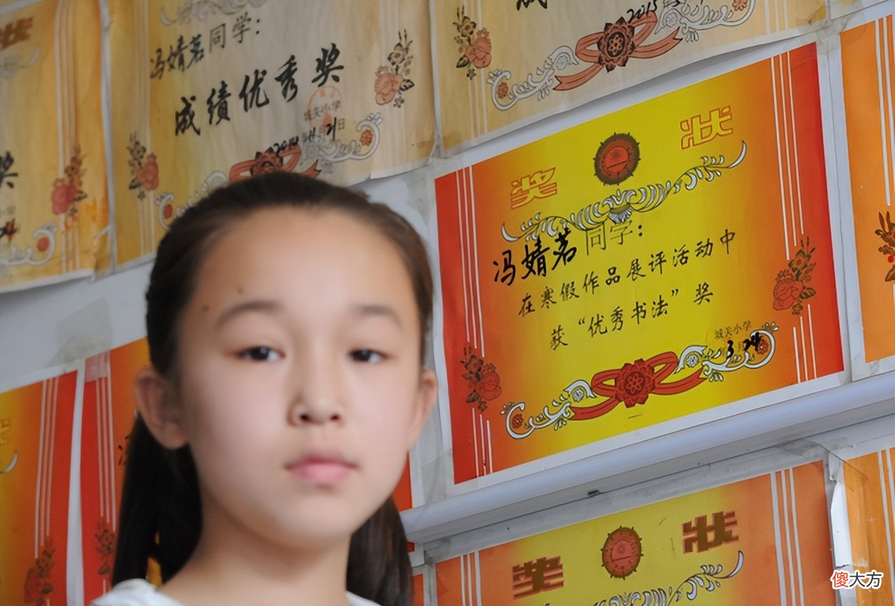 男孩期末没考好，自己“画奖状”带回家交差，背后问题值得反思