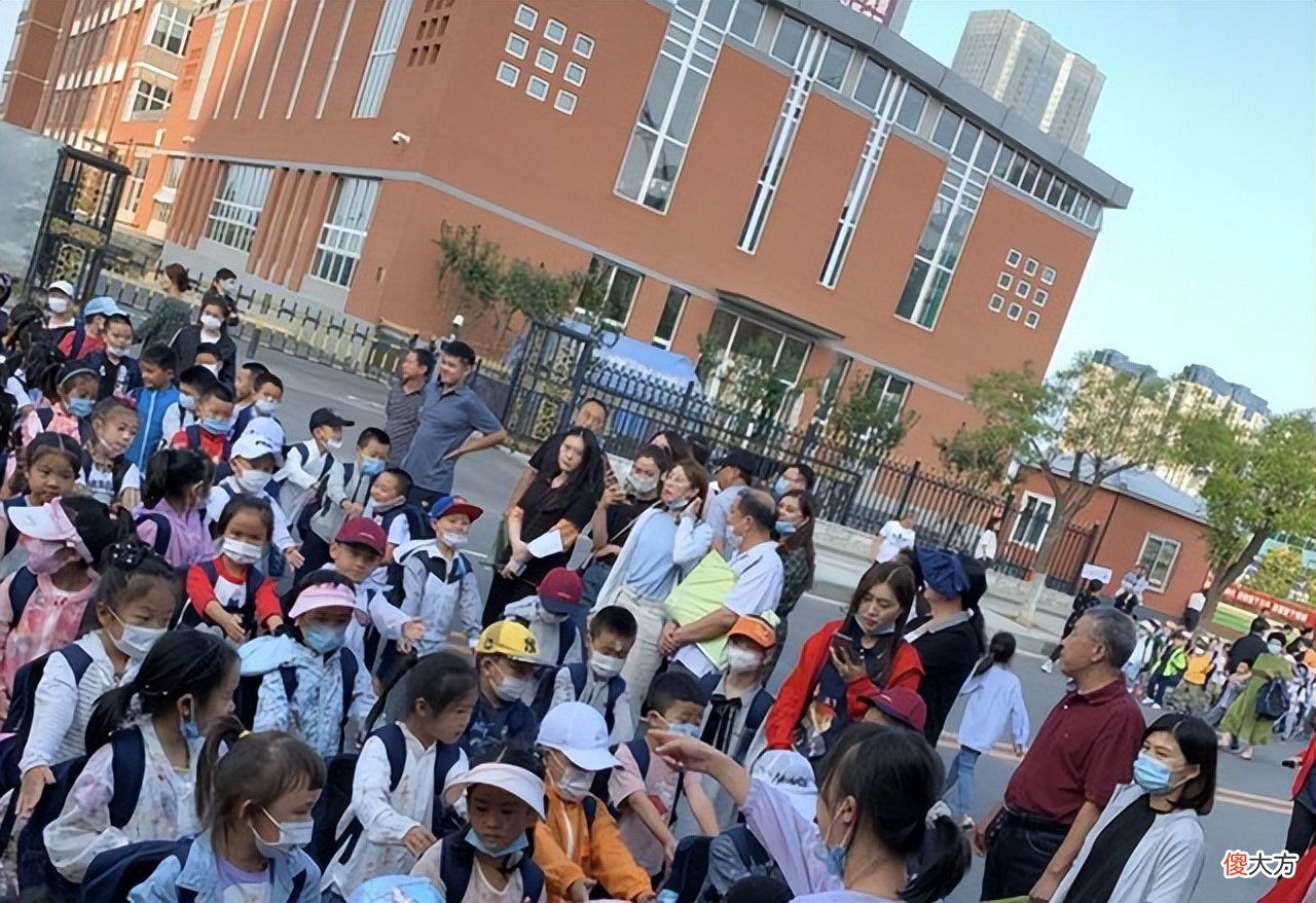 男孩期末没考好，自己“画奖状”带回家交差，背后问题值得反思