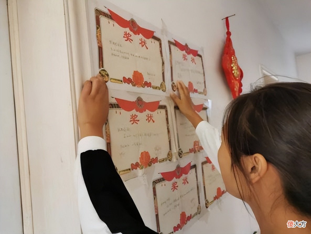男孩期末没考好，自己“画奖状”带回家交差，背后问题值得反思