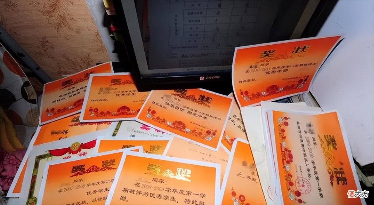 男孩期末没考好，自己“画奖状”带回家交差，背后问题值得反思