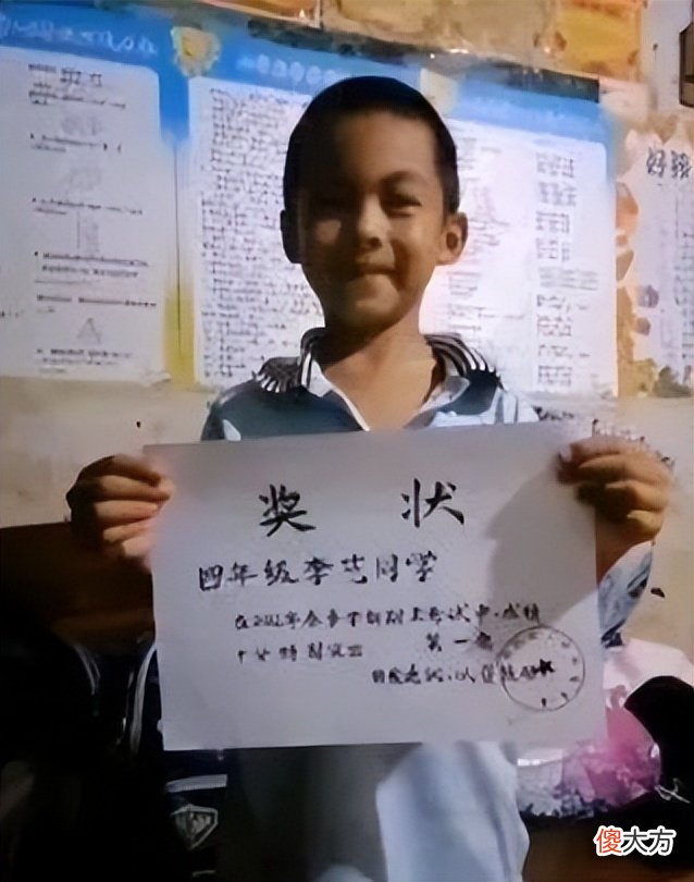 男孩期末没考好，自己“画奖状”带回家交差，背后问题值得反思