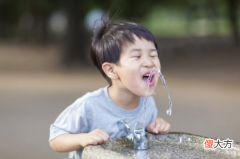 夏天给孩子喝“水”有讲究，要避开这4个错误做法，当心伤娃