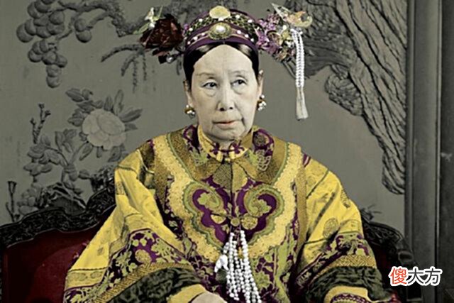 【历史故事】慈禧最爱的“女鬼图”,放大10倍后,瞅她在干啥?专家:晚上别看