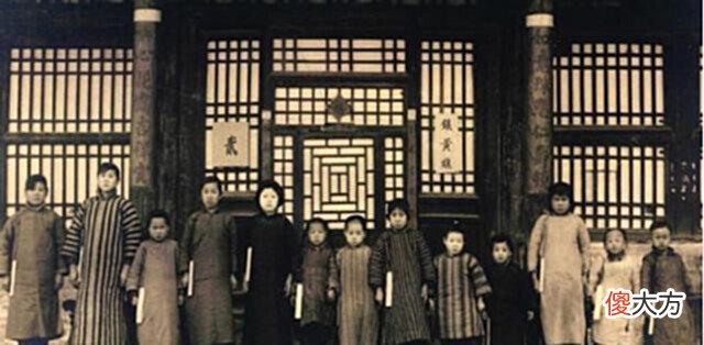 【历史故事】真实的晚清老照片,秀女站成一排等皇帝挑选,衣着朴素长相普通