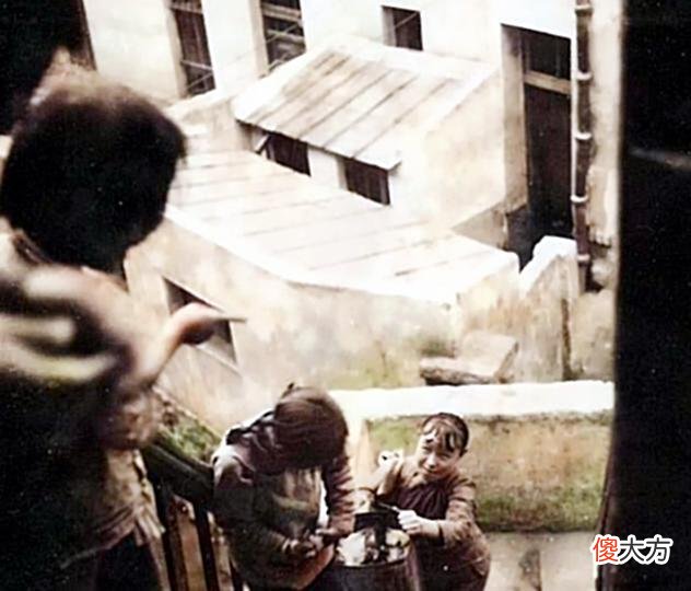 【历史故事】青岛老照片：1941年凌乱拥挤的住宅区，让人想起《功夫》场景