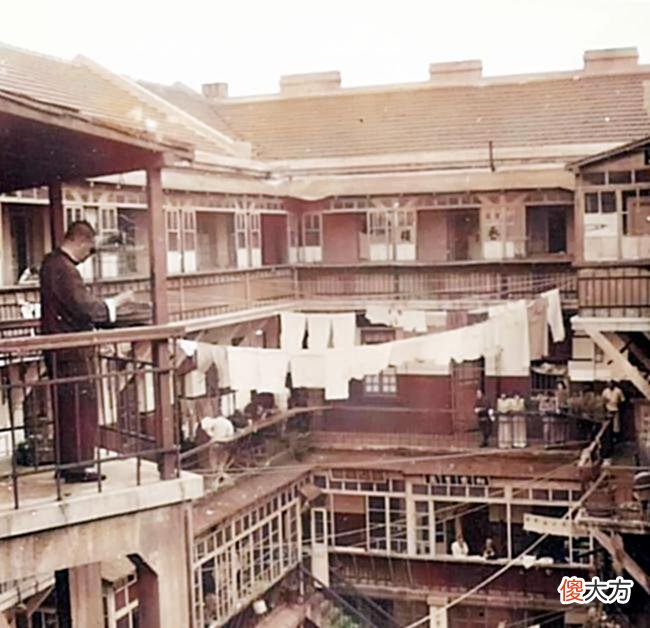 【历史故事】青岛老照片：1941年凌乱拥挤的住宅区，让人想起《功夫》场景