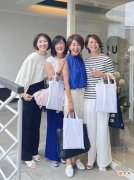 【时尚一点】想要穿出韵味的50岁女人，建议：衣不紧身、裙子过膝，优雅又得体